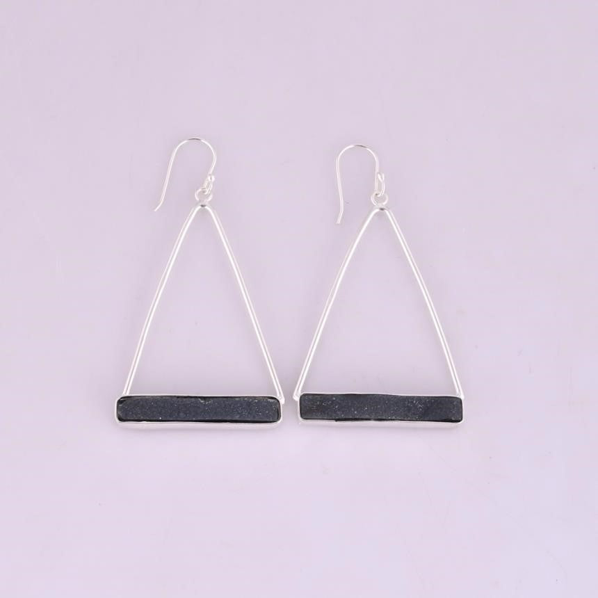 AR06E Aretes Triángulo con Piedra Drusa